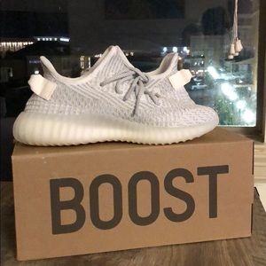 Yeezy 350 v2 Static Reflective Men’s 7 / Woman’s 9